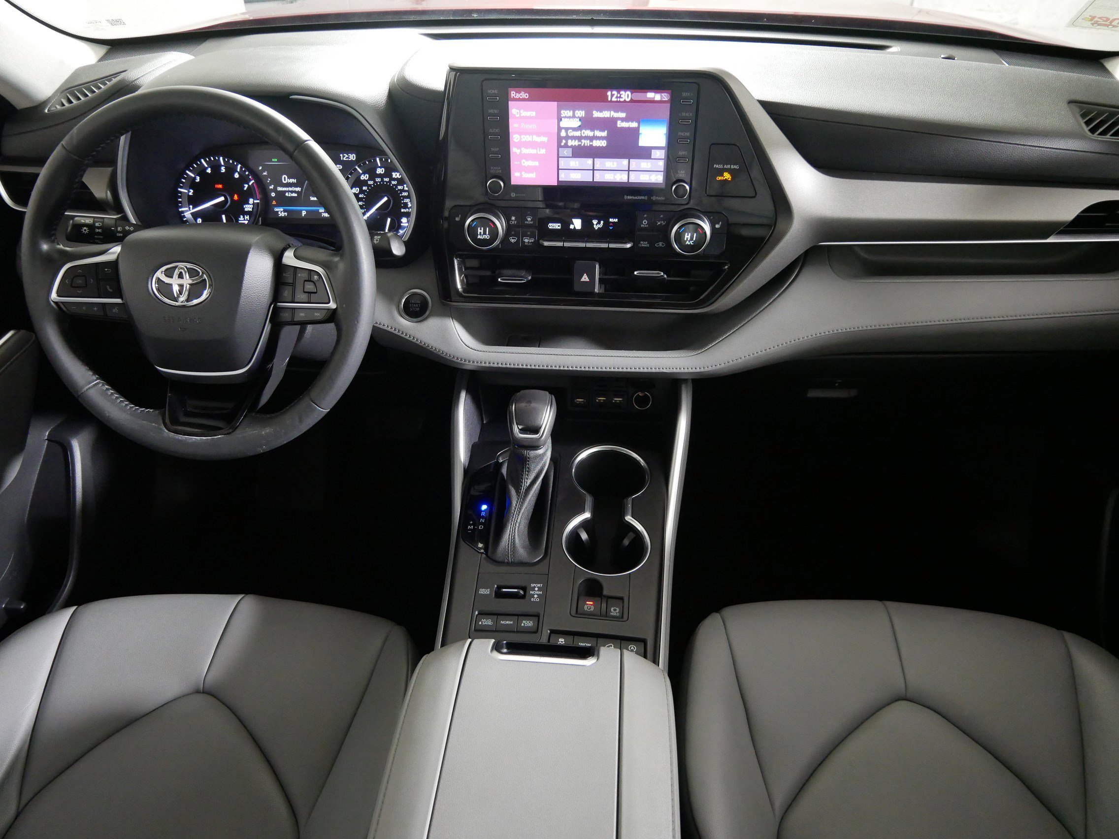 Used 2021 Toyota Highlander XLE AWD/4WD image 10