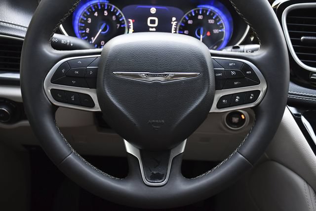 Used 2023 Chrysler Pacifica Limited FWD image 7