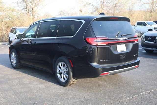 New 2026 Chrysler Pacifica Limited image 4