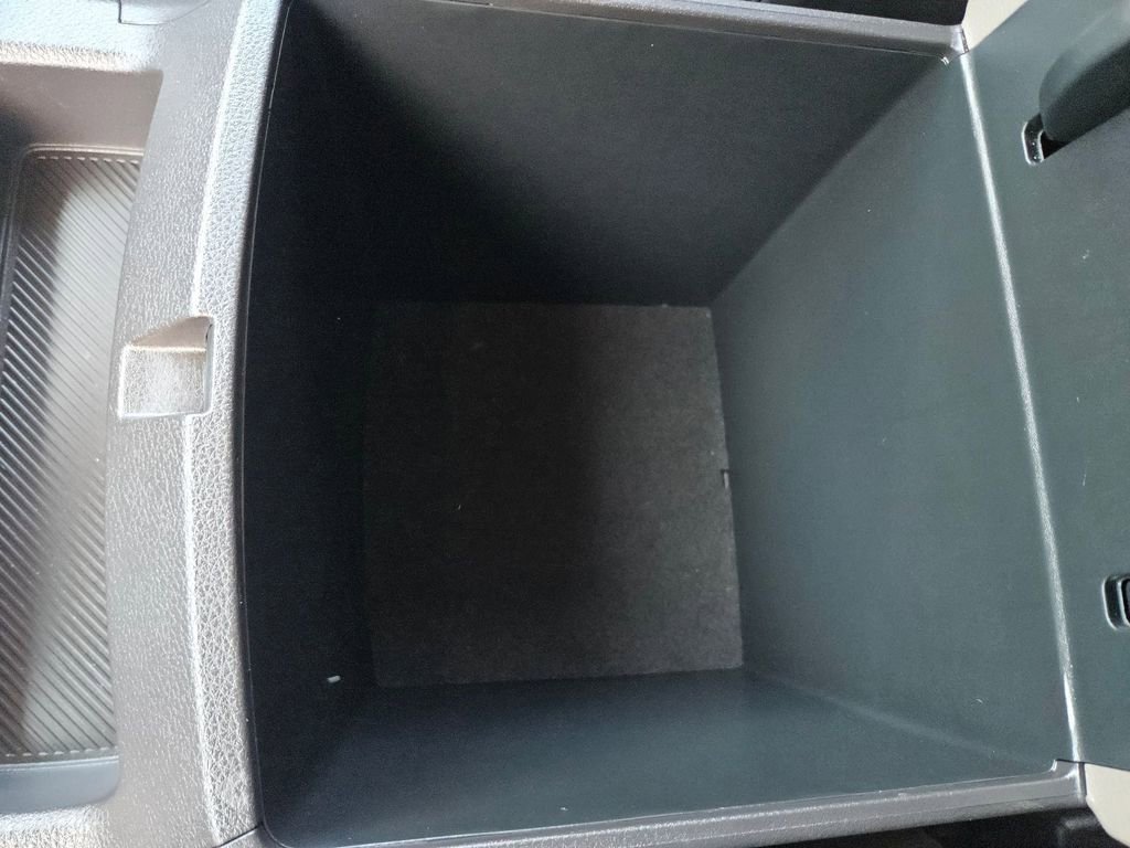 Used 2025 Kia Carnival image 29