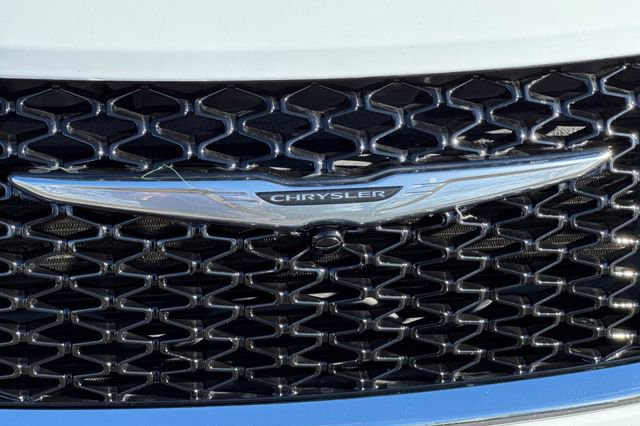 Used 2023 Chrysler Pacifica Touring-L image 45
