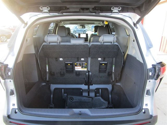 Used 2023 Toyota Sienna XLE AWD/4WD image 15