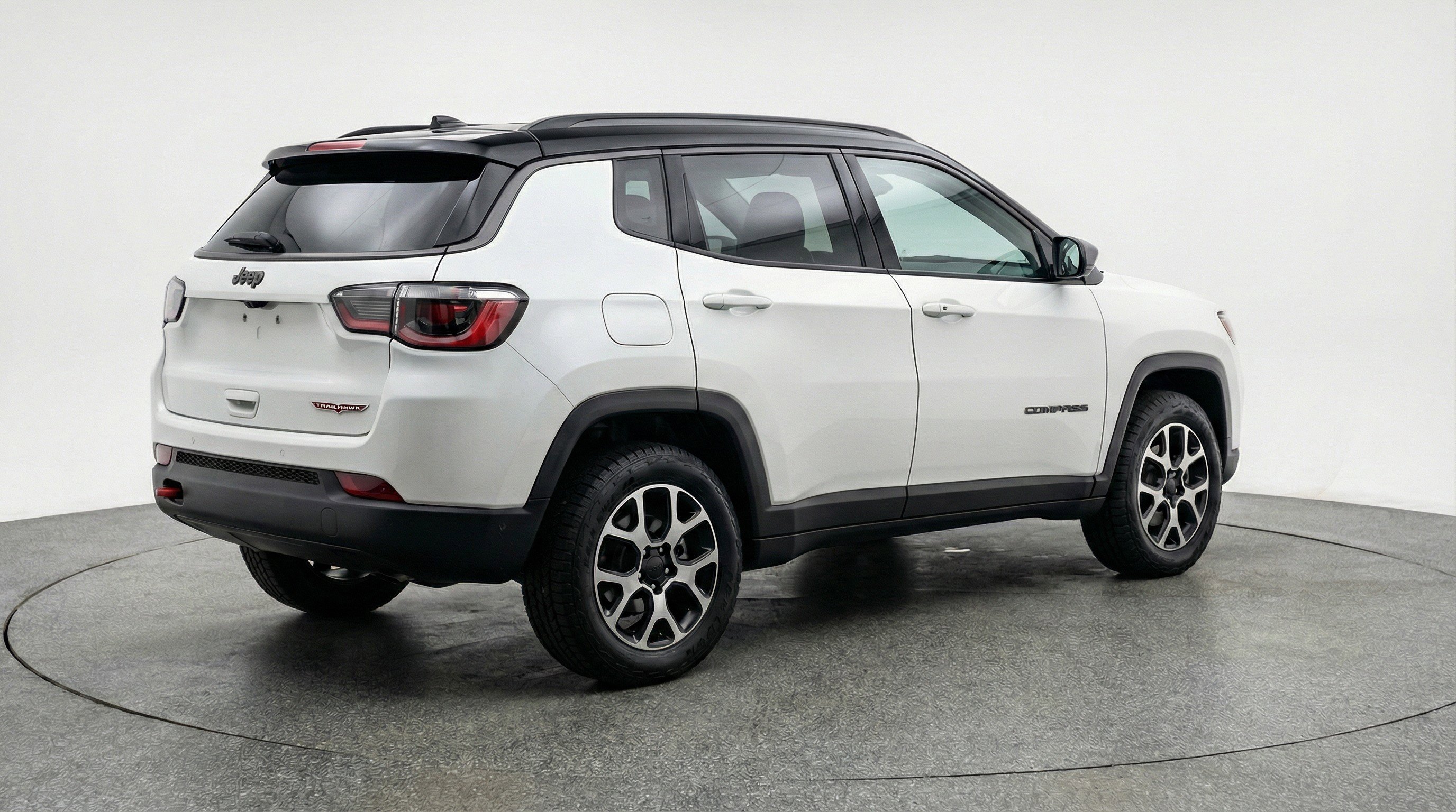 Used 2025 Jeep Compass Trailhawk AWD/4WD image 9