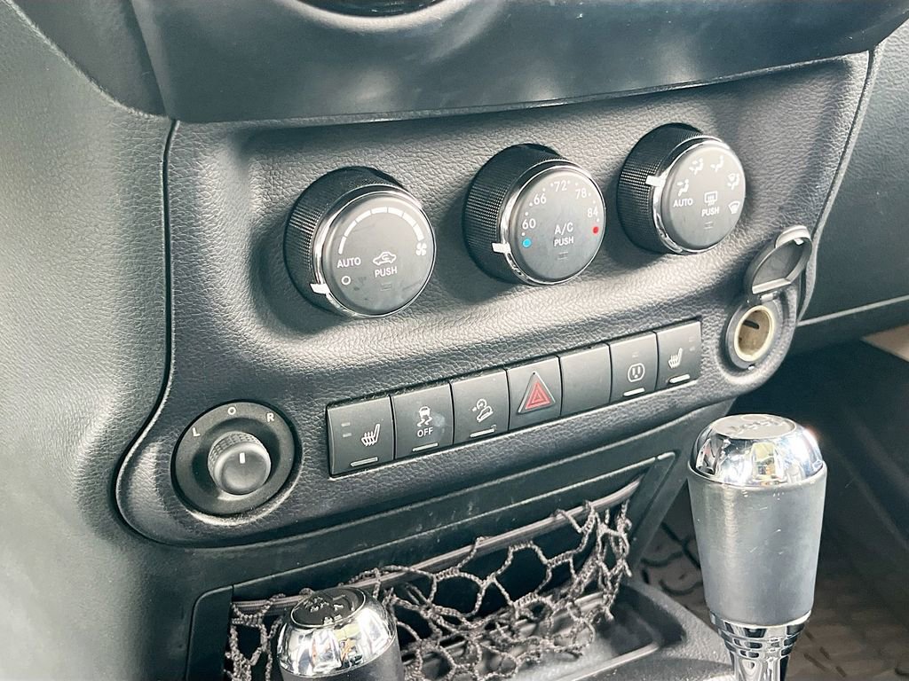 Used 2015 Jeep Wrangler Unlimited Sahara image 14