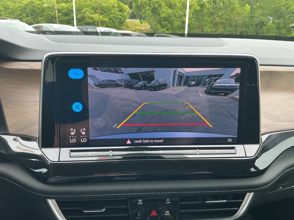 Certified 2025 Volkswagen Atlas SE FWD image 23