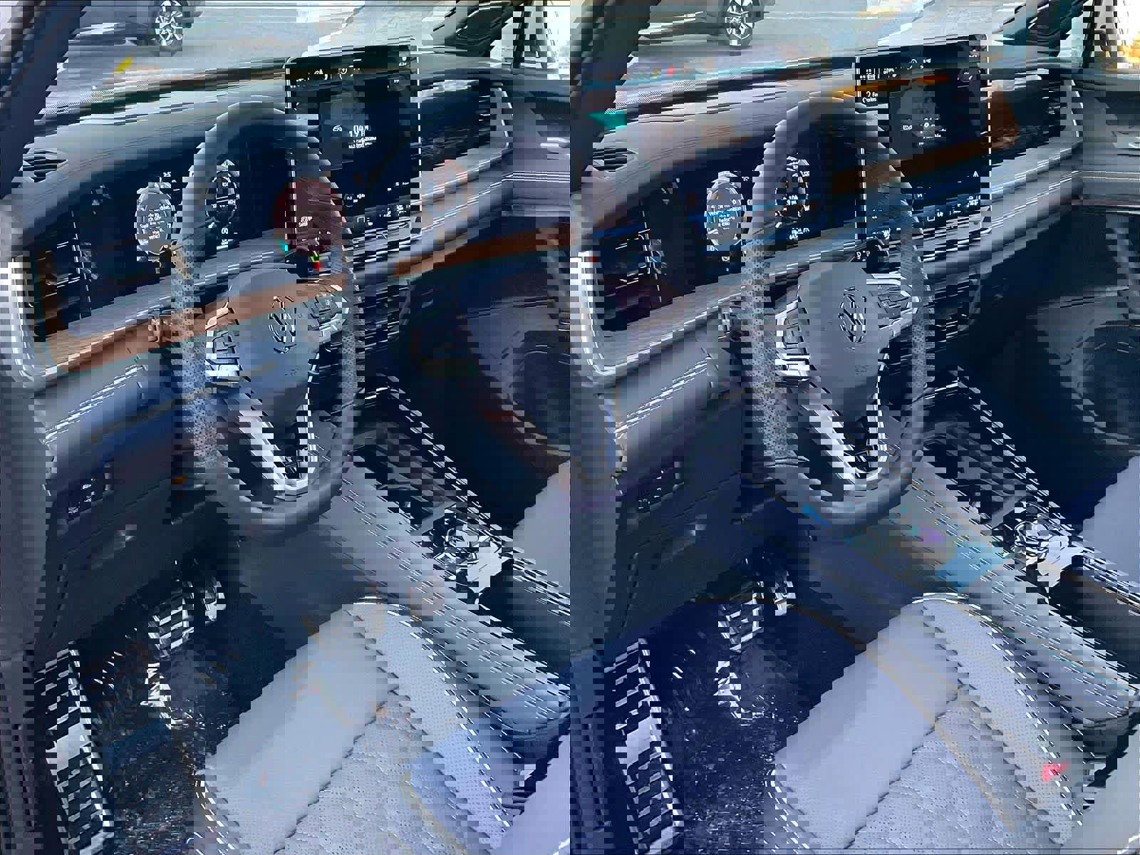 New 2026 Volkswagen Tiguan SEL R-Line image 9