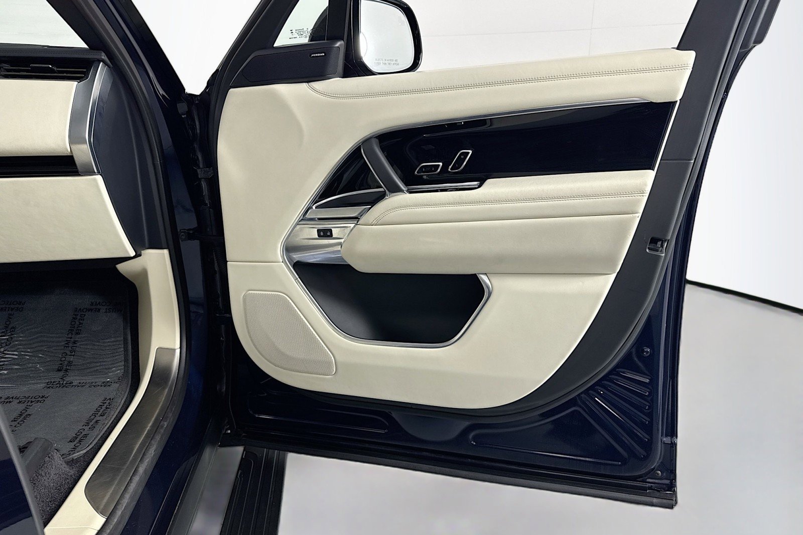 Used 2023 Land Rover Range Rover Long Wheelbase SE image 24