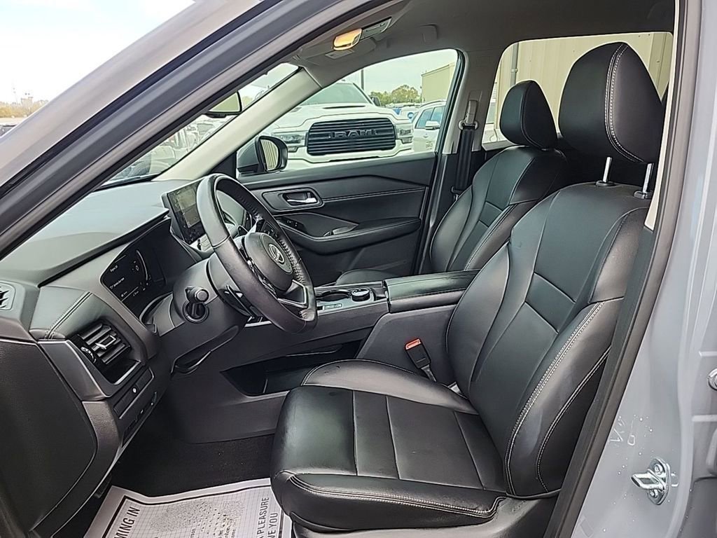 Used 2024 Nissan Rogue SL image 3