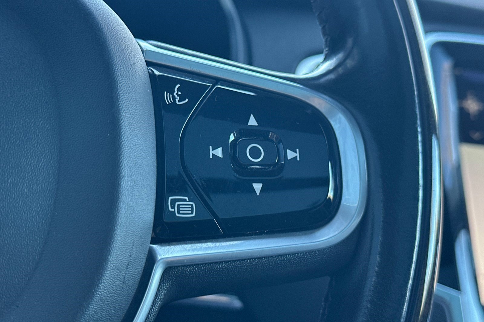 Used 2016 Volvo XC90 T6 Momentum w/ Momentum Plus Package image 33