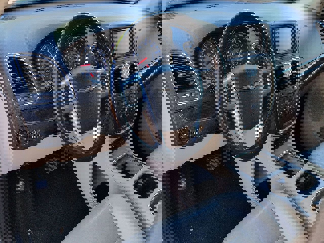 Used 2012 Chrysler Town & Country Limited image 9