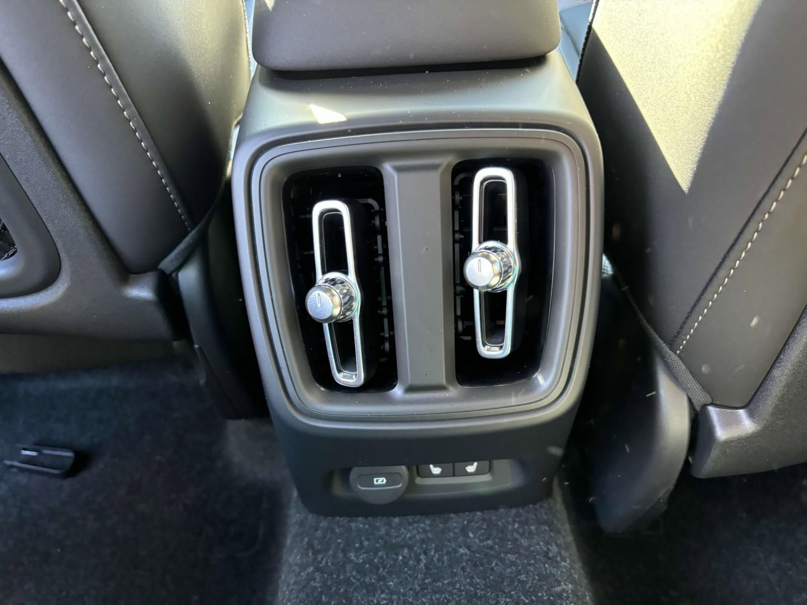 New 2024 Volvo XC40 Recharge Core w/ Protection Package Premier image 32