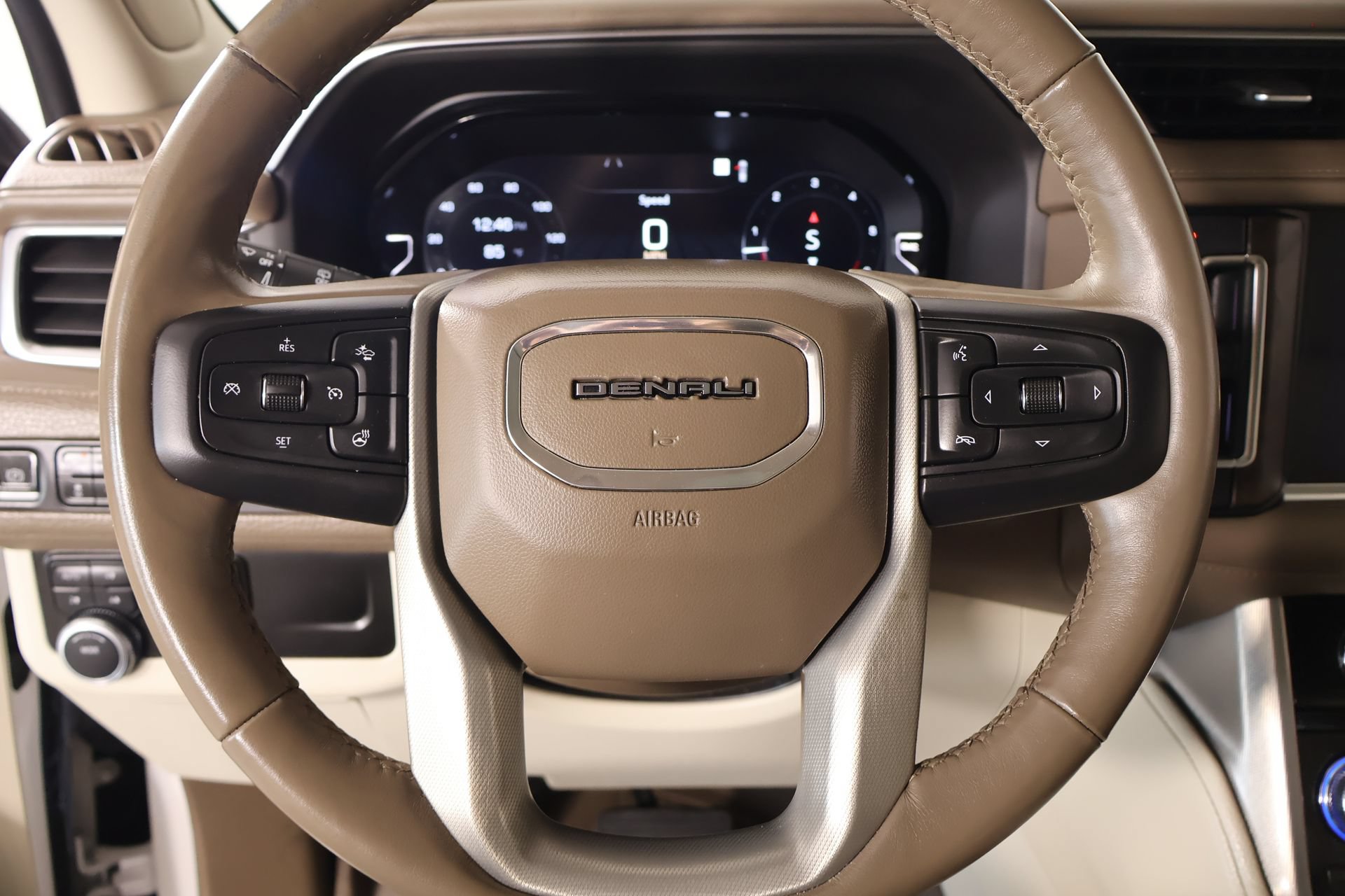 Used 2022 GMC Yukon Denali AWD/4WD image 3