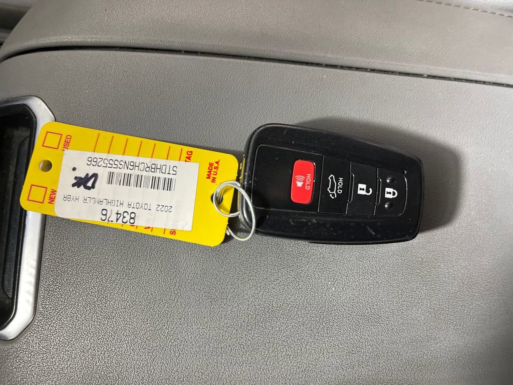 Used 2022 Toyota Highlander XLE AWD/4WD image 24