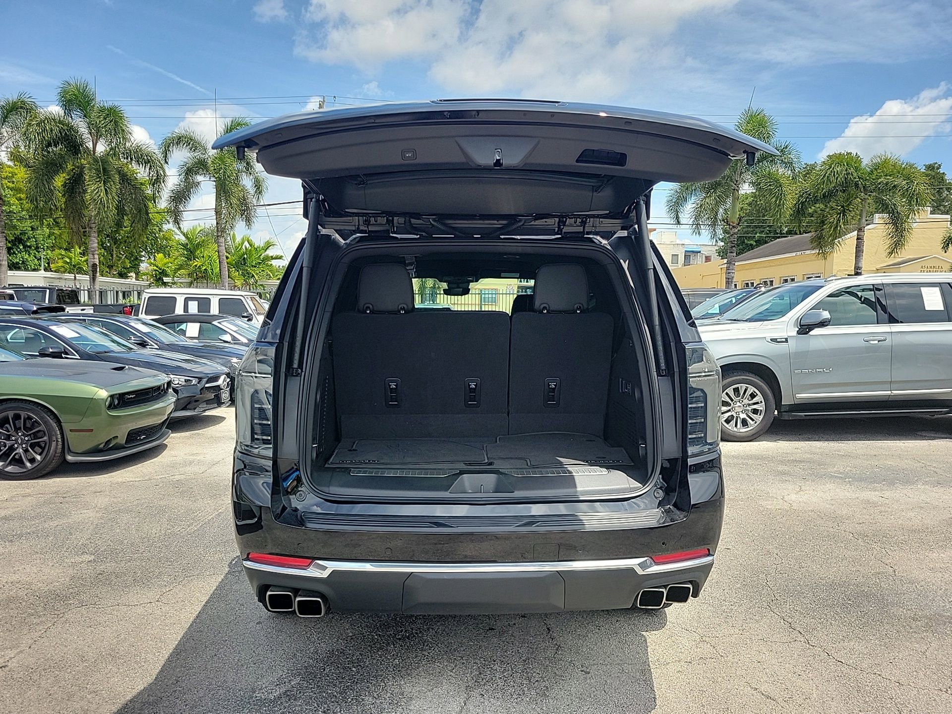 Used 2025 Chevrolet Tahoe High Country RWD image 12