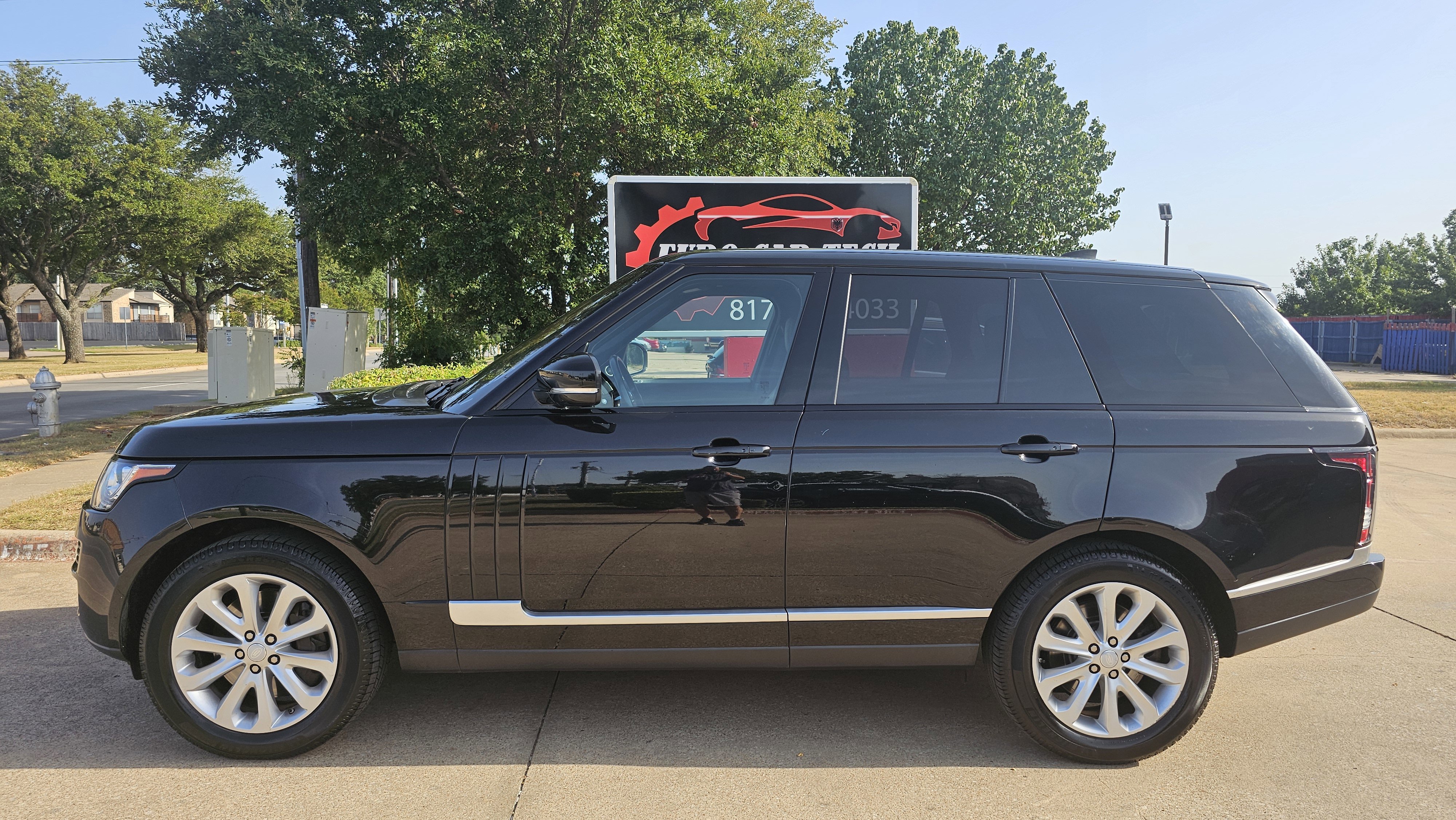 Used 2017 Land Rover Range Rover HSE image 2