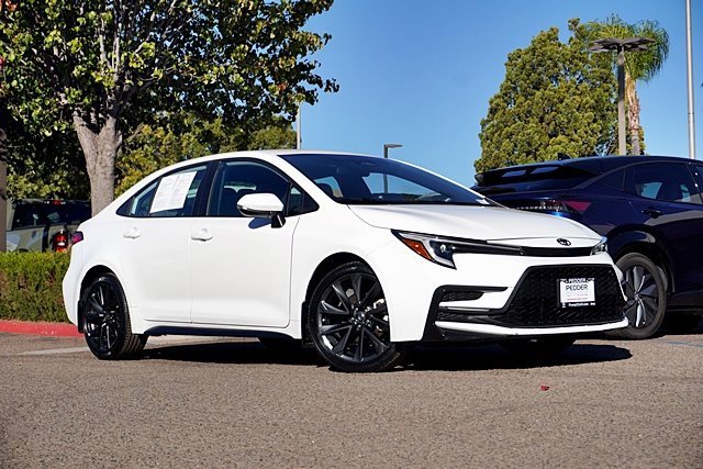 Used 2024 Toyota Corolla SE image 2