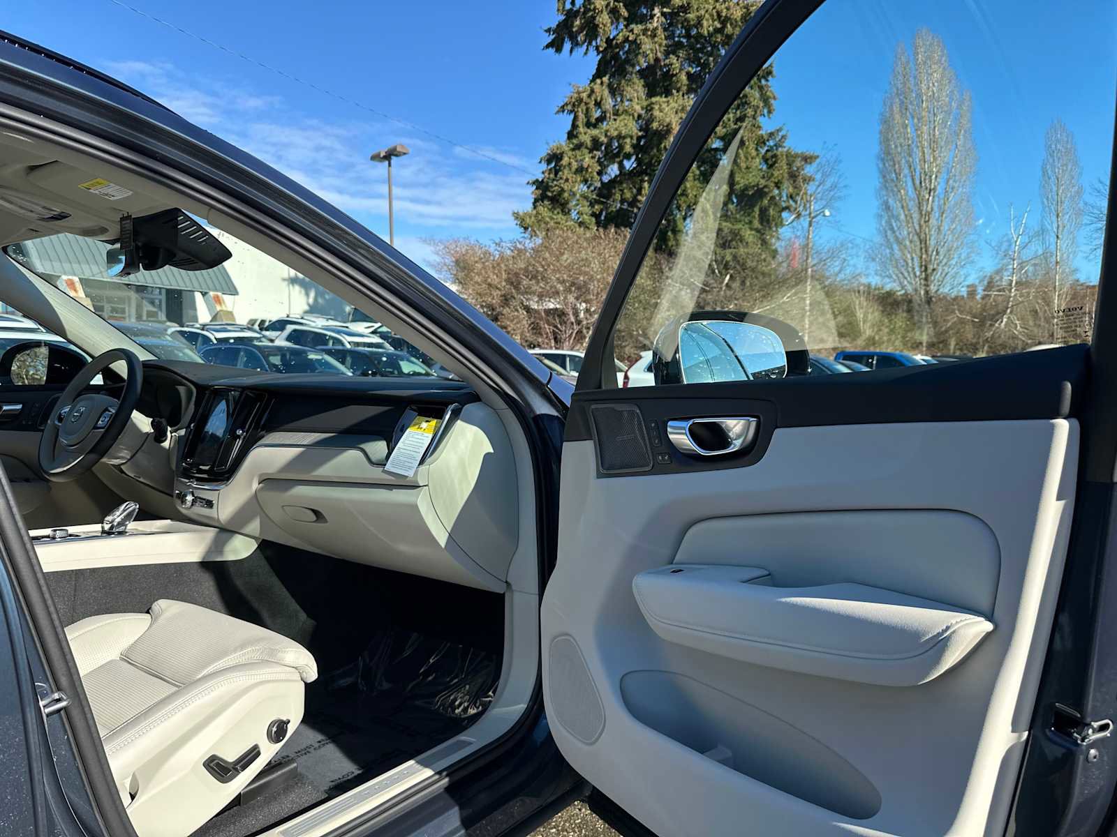 Used 2025 Volvo XC60 B5 Ultra w/ Protection Package Premier image 10