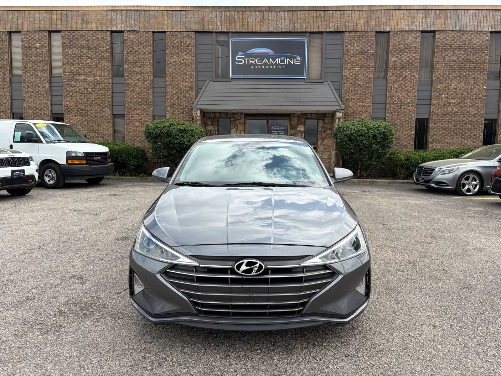 Used 2020 Hyundai Elantra SE w/ Cargo Package (C1) FWD image 2