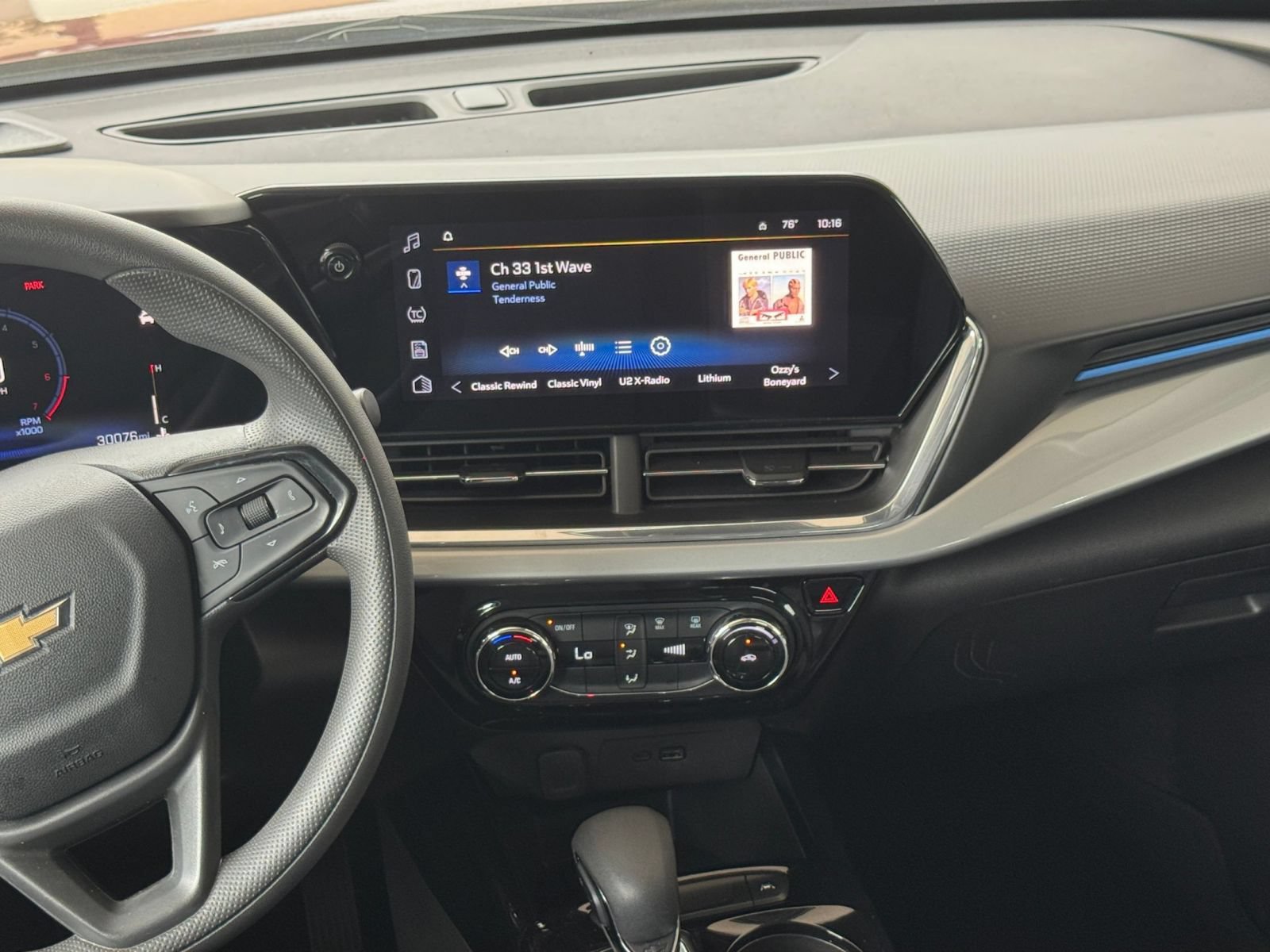 Used 2025 Chevrolet Trax LT FWD image 16