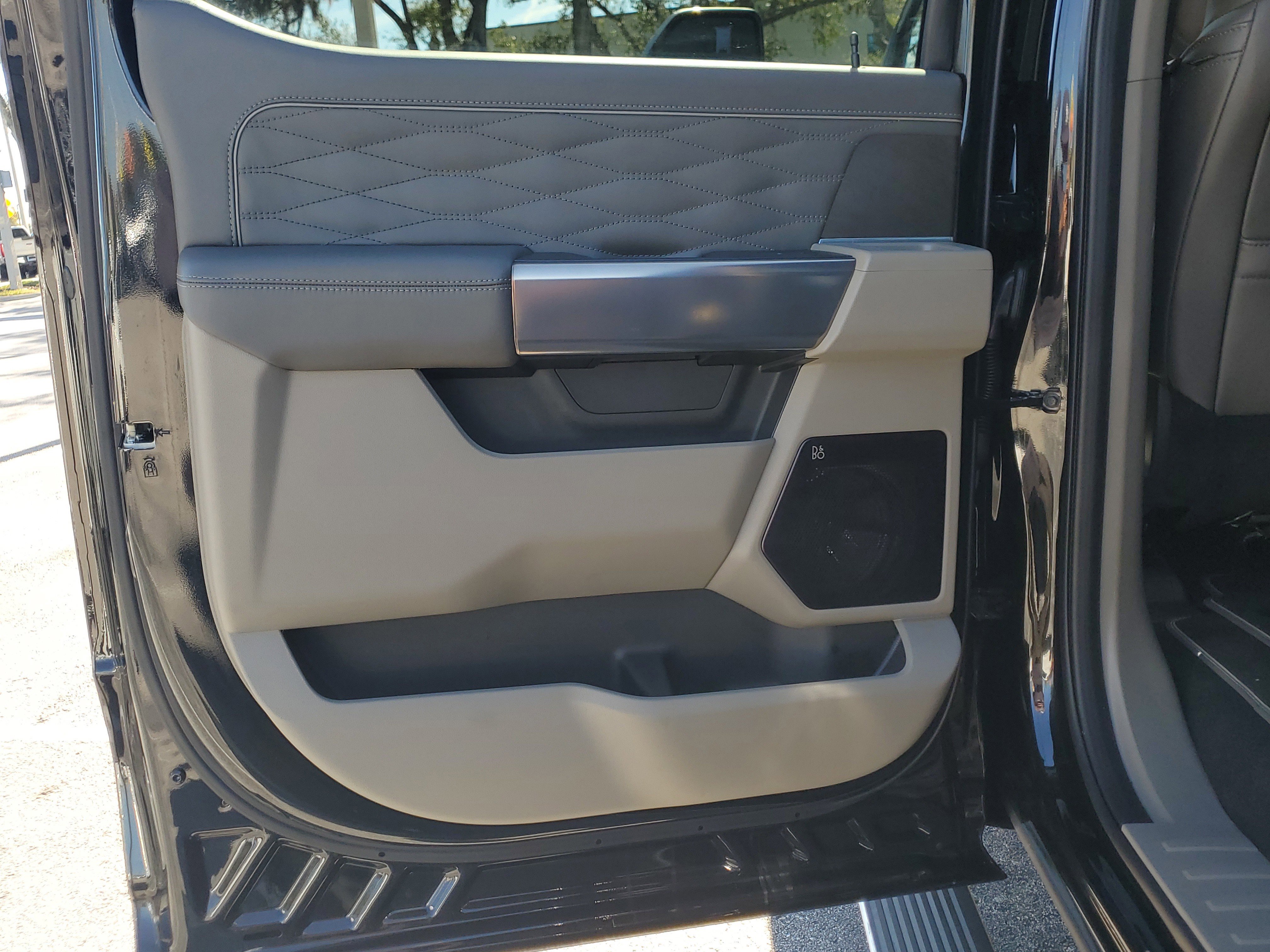 Used 2025 Ford F350 Platinum w/ Platinum Plus Package image 11