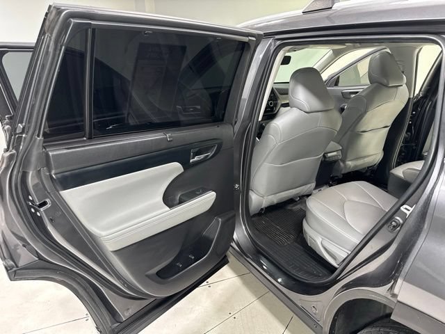 Used 2022 Toyota Highlander XLE AWD/4WD image 27