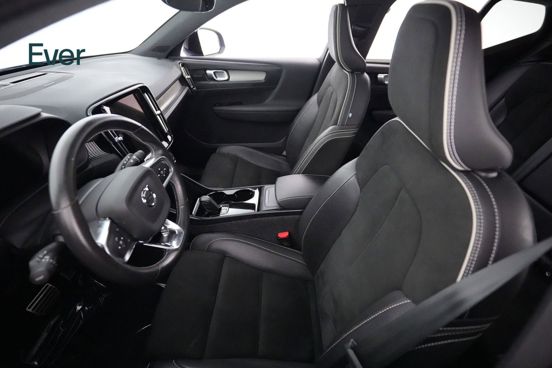 Used 2021 Volvo XC40 P8 Recharge w/ Advanced Package image 4