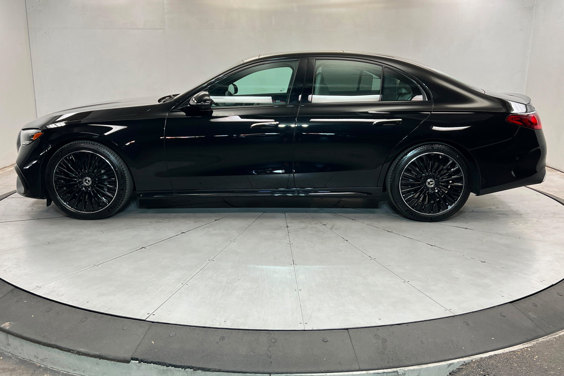 New 2026 Mercedes-Benz E 450 4MATIC Sedan image 2
