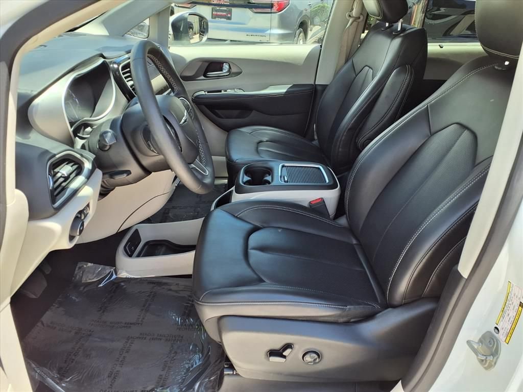 Used 2023 Chrysler Pacifica Touring-L FWD image 16