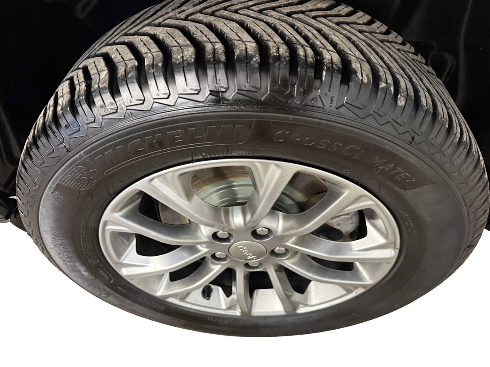 Used 2019 Jeep Cherokee Latitude Plus w/ Cold Weather Group AWD/4WD image 9