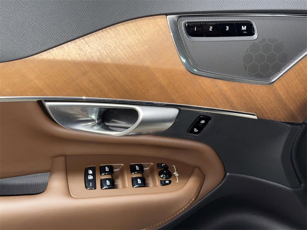 Certified 2025 Volvo XC90 B6 Plus image 21