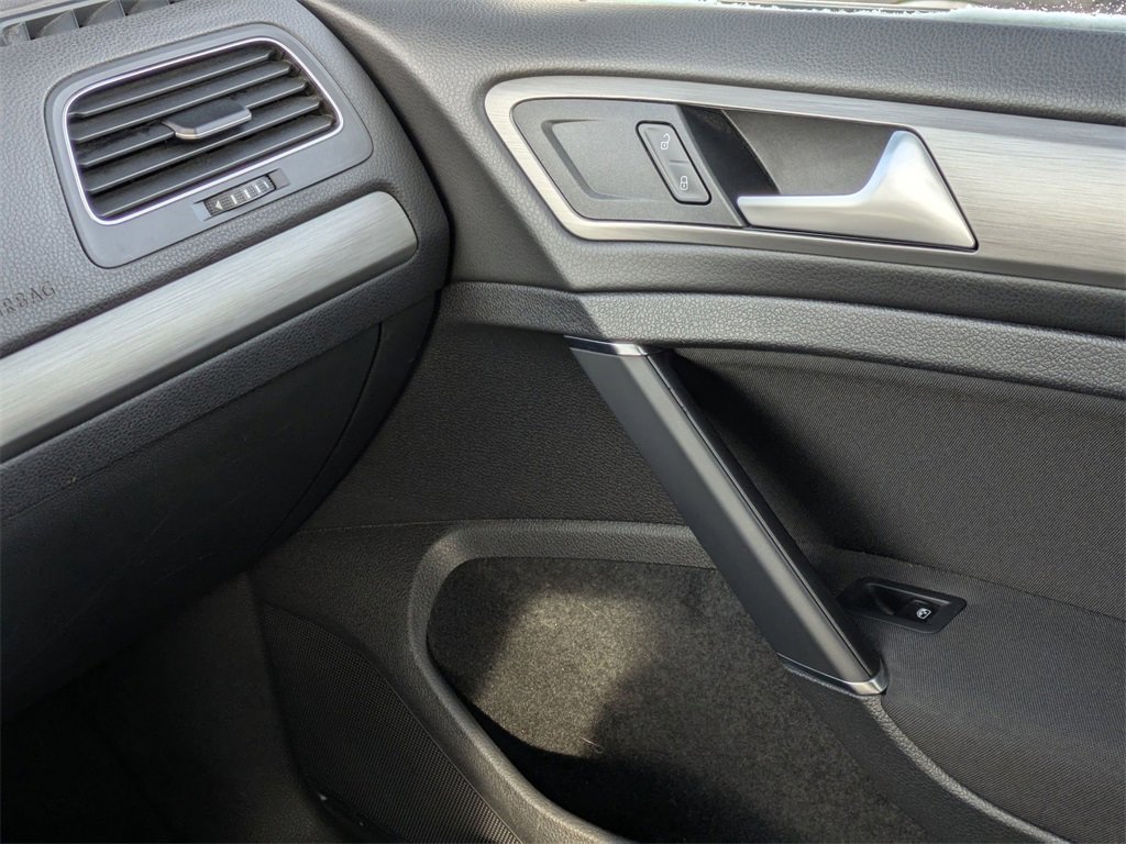 Used 2016 Volkswagen Golf S image 27