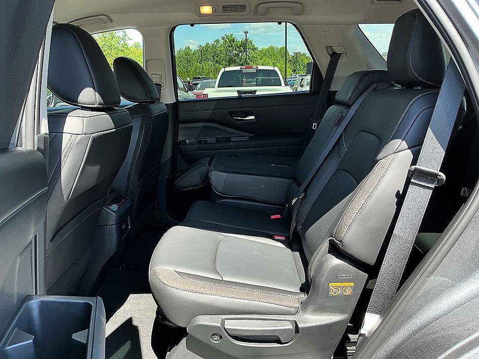 Certified 2025 Nissan Pathfinder SL image 24