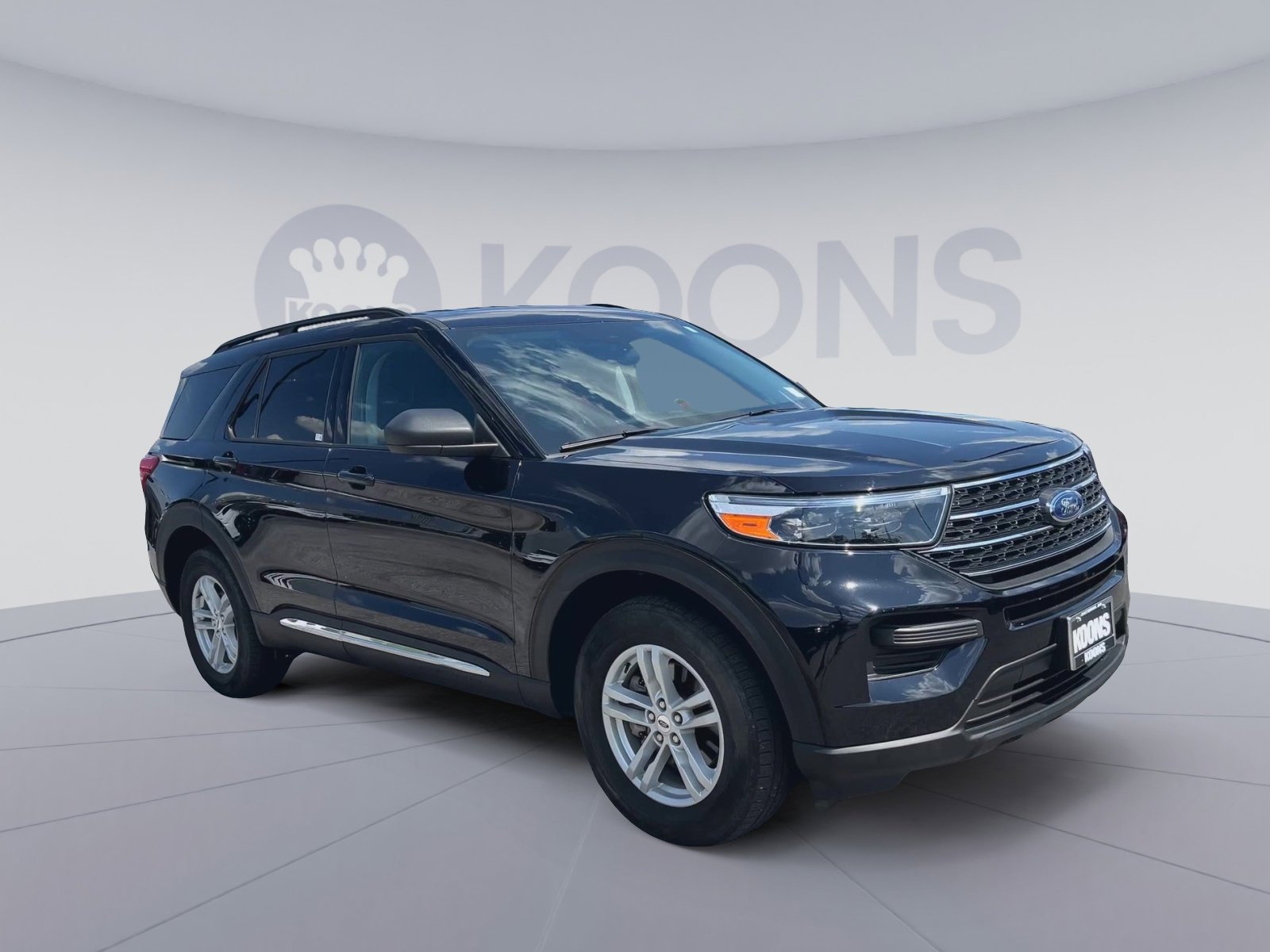 Used 2023 Ford Explorer XLT AWD/4WD image 2