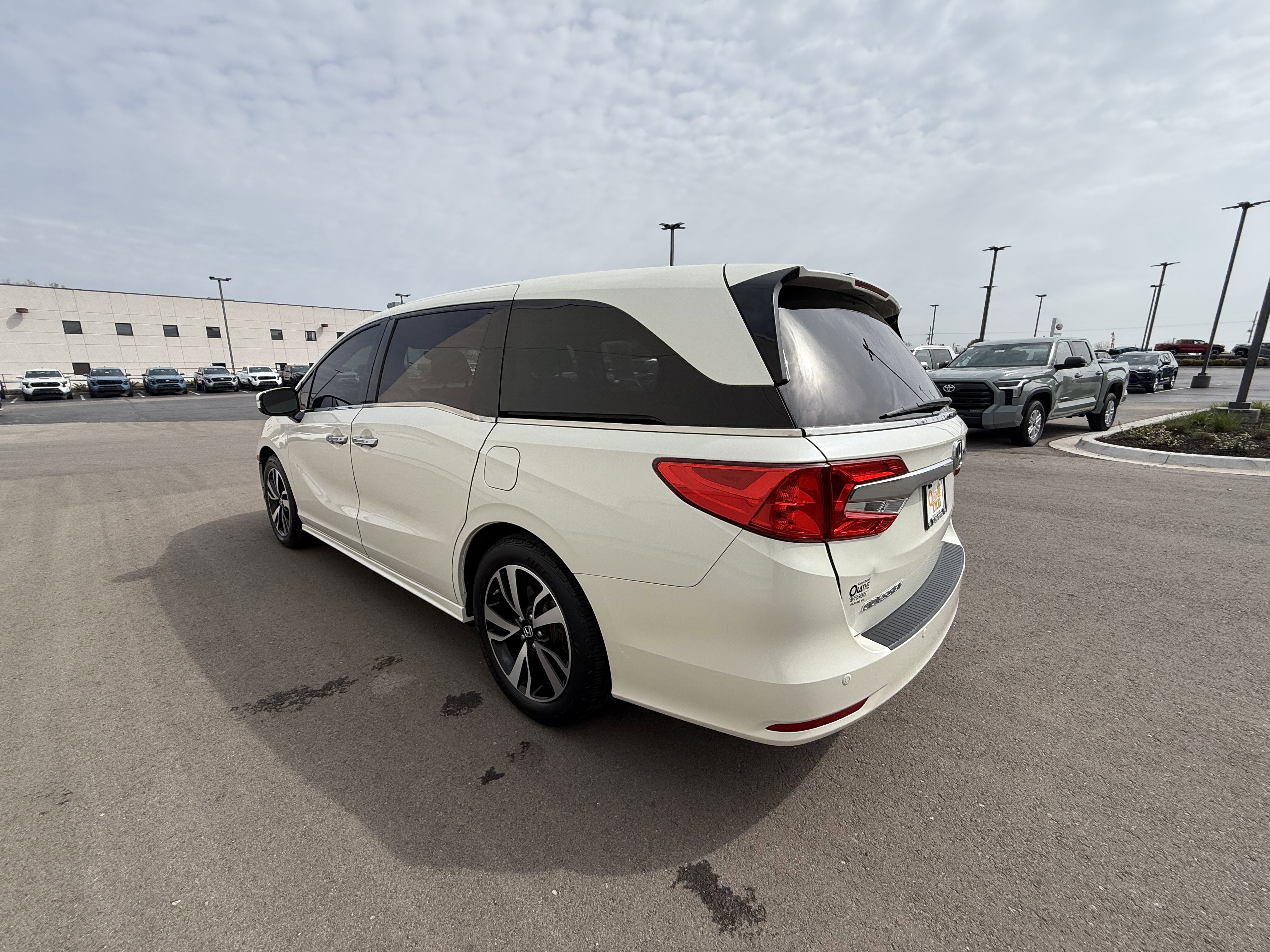 Used 2018 Honda Odyssey Elite image 3