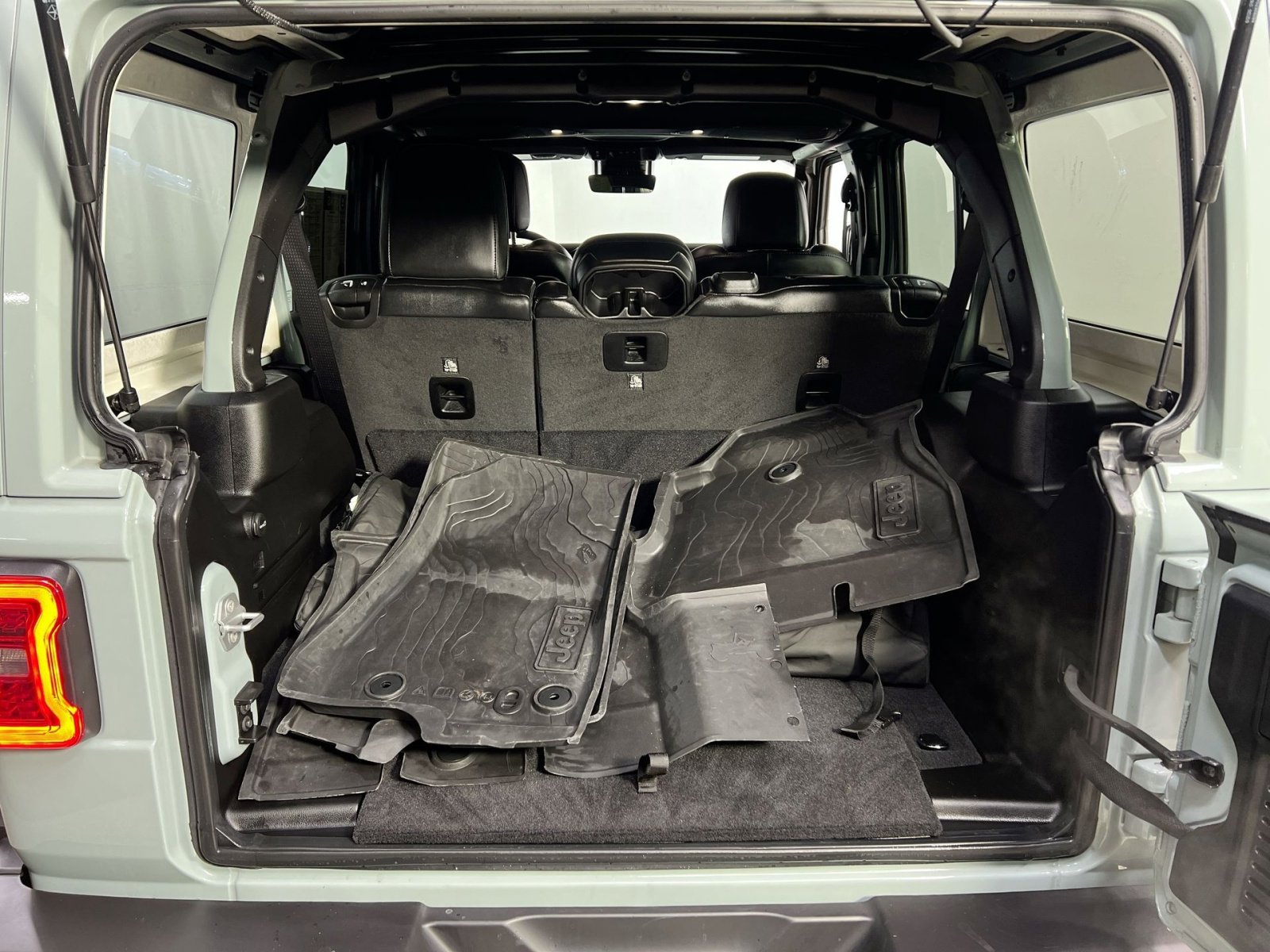 Used 2024 Jeep Wrangler Unlimited Rubicon w/ Technology Group image 30