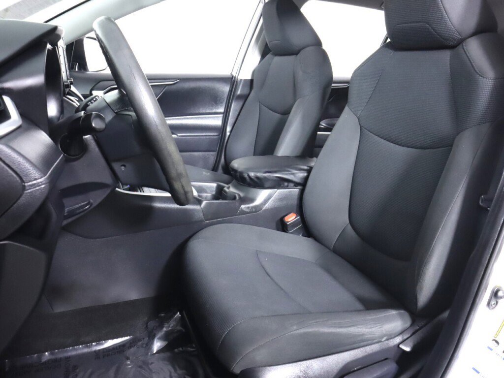 Used 2021 Toyota RAV4 LE image 27