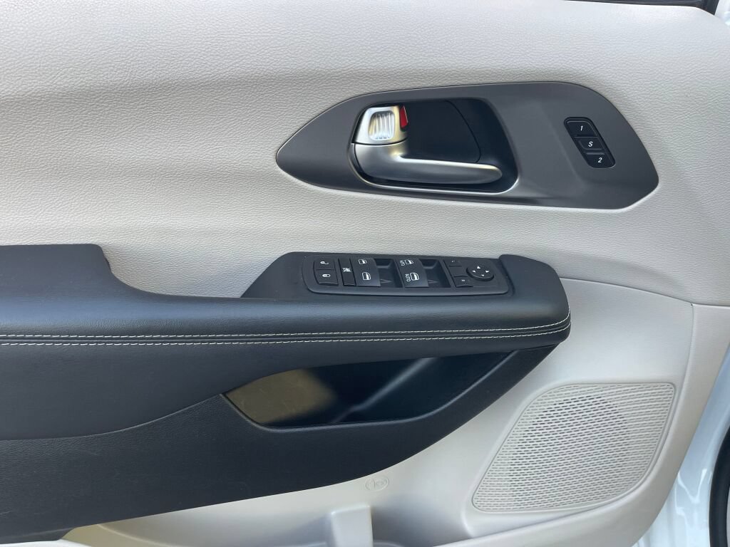 Used 2023 Chrysler Pacifica Touring-L FWD image 8