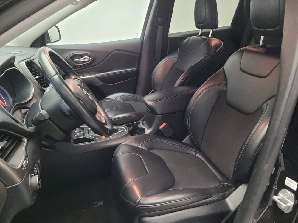 Used 2019 Jeep Cherokee Latitude Plus w/ Comfort/Convenience Group FWD image 17