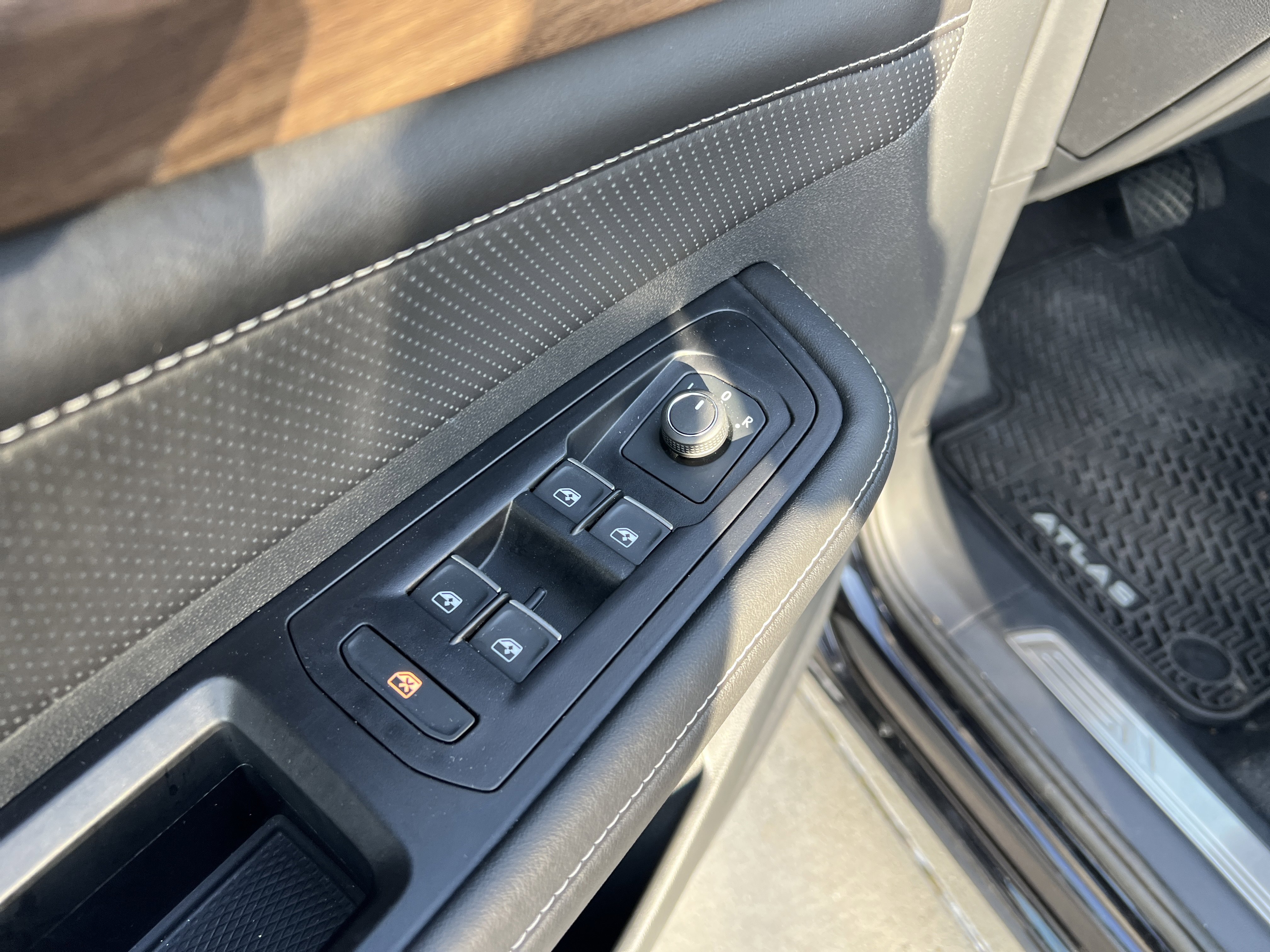 Certified 2025 Volkswagen Atlas SE w/ Panoramic Sunroof Package FWD image 14