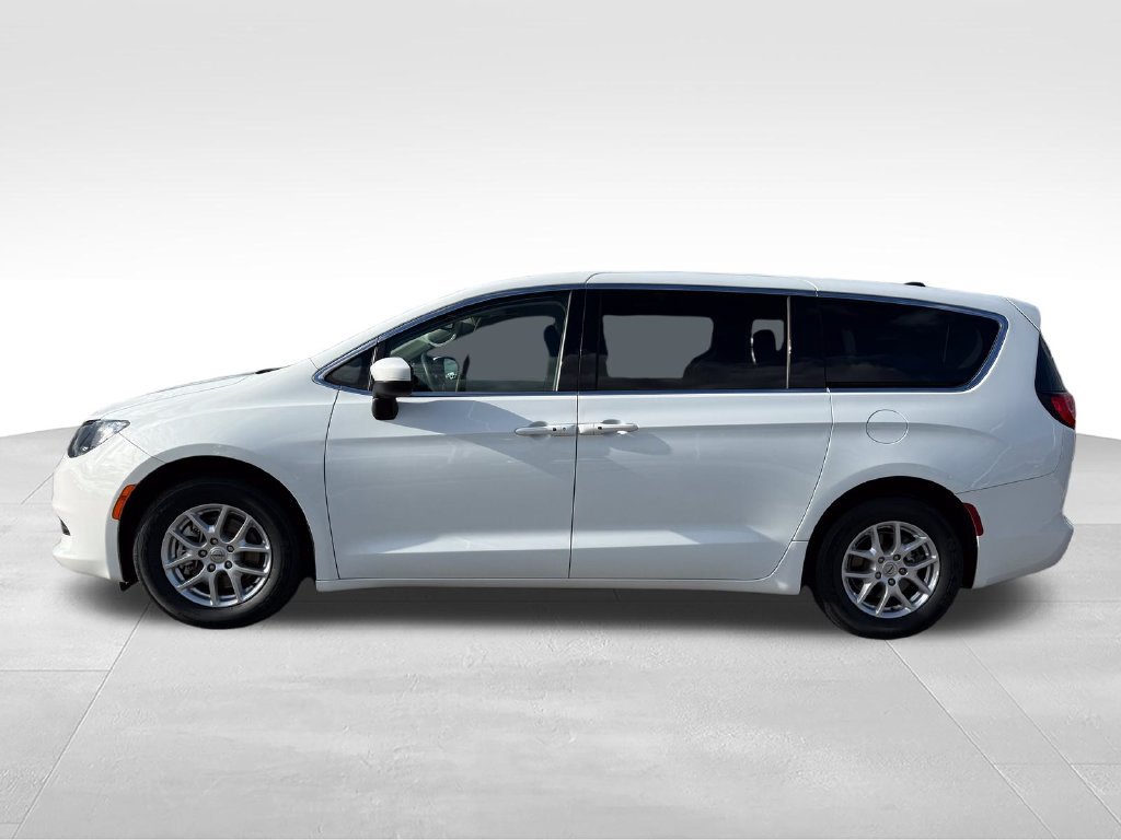 Used 2023 Chrysler Voyager LX FWD image 2