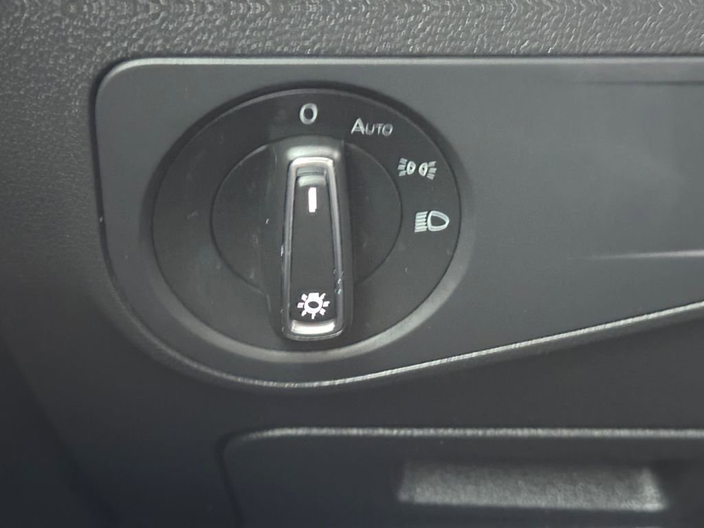 Used 2020 Volkswagen Tiguan SE image 18