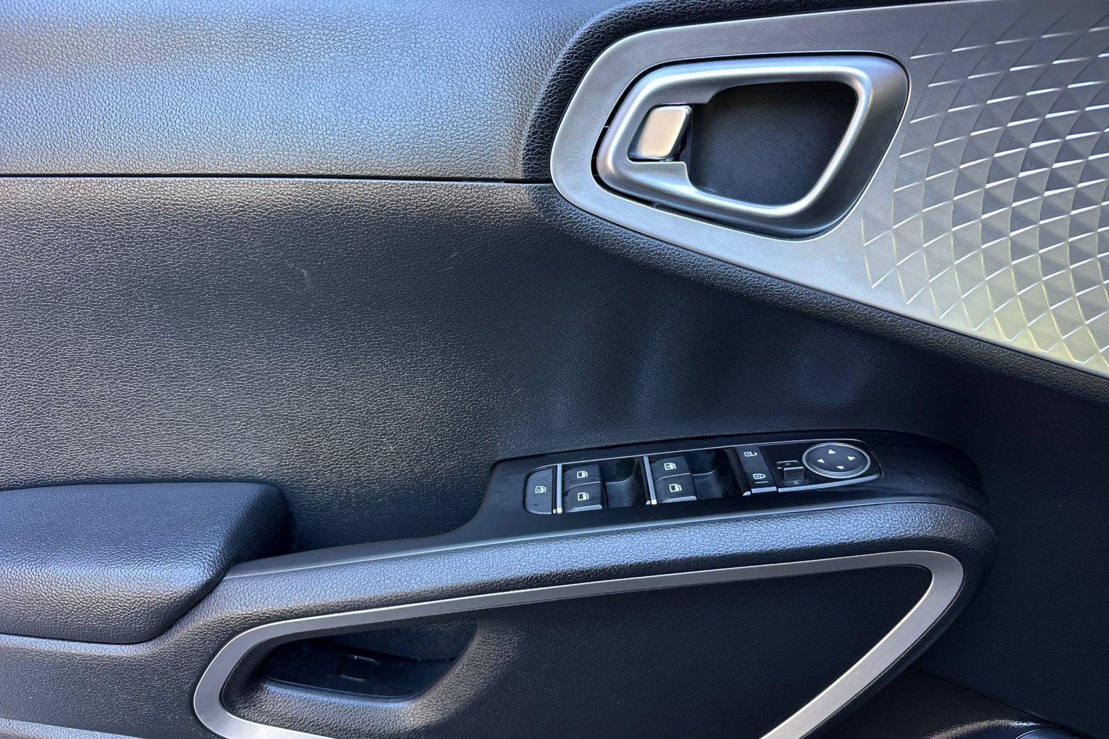 Certified 2025 Kia Soul S FWD image 11