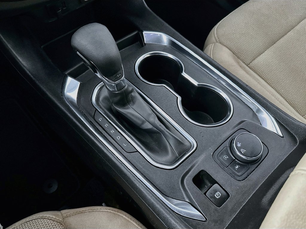 Used 2023 Chevrolet Traverse LS FWD image 16