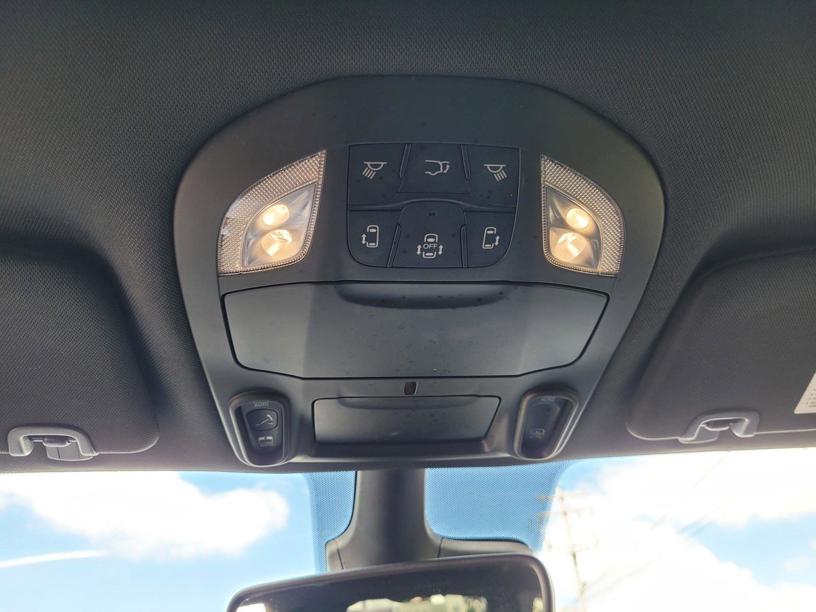 Used 2025 Chrysler Pacifica Limited image 30