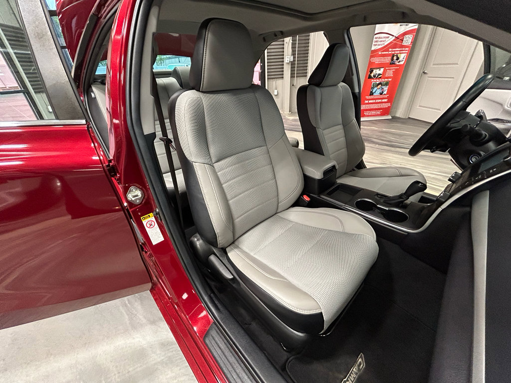 Used 2016 Toyota Camry SE w/ Moonroof Package FWD image 4