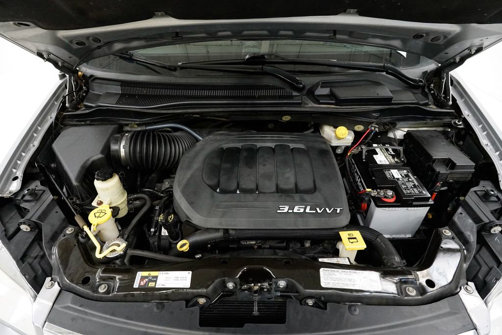 Used 2013 Chrysler Town & Country Limited image 5