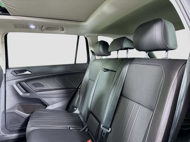 Certified 2023 Volkswagen Tiguan SE w/ Panoramic Sunroof Package AWD/4WD image 28