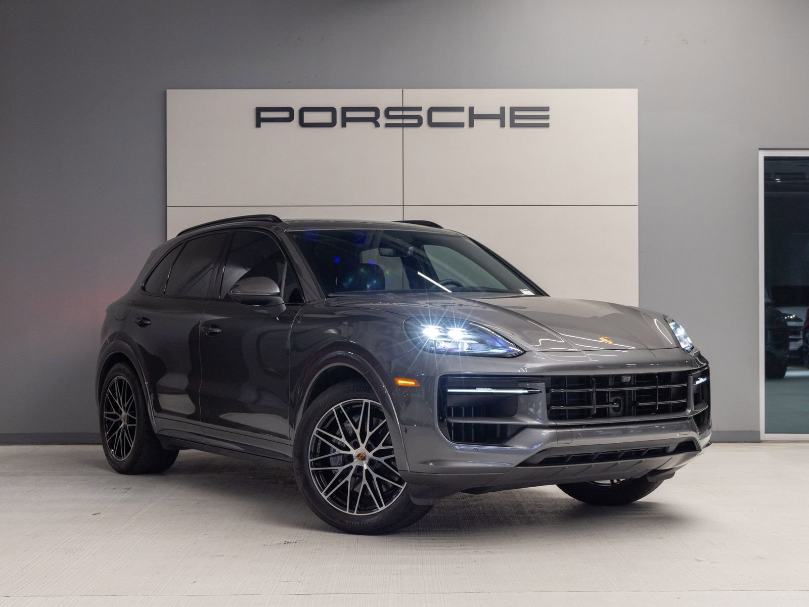 Certified 2025 Porsche Cayenne image 9