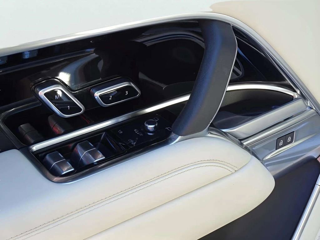 Used 2023 Land Rover Range Rover SE image 12