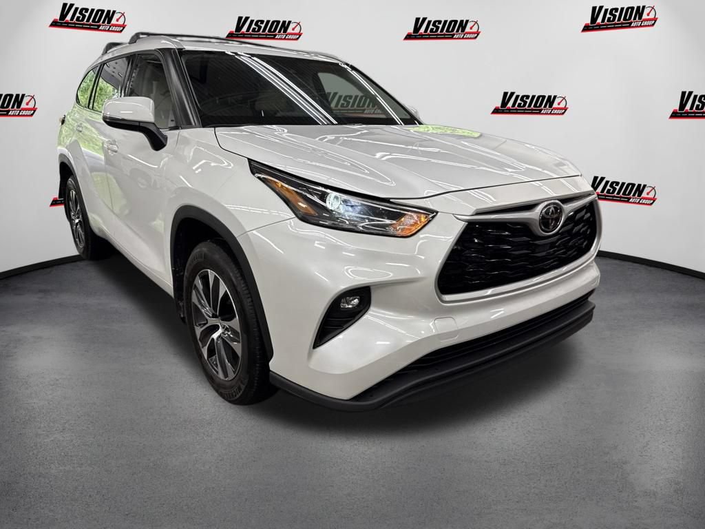 Used 2022 Toyota Highlander XLE AWD/4WD image 3